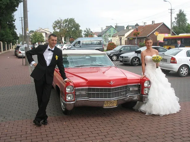 Sesja ślubna samochód